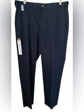 Haggar Men's Navy No Iron Khakis Classic Fit Size 34 x 32. NWT